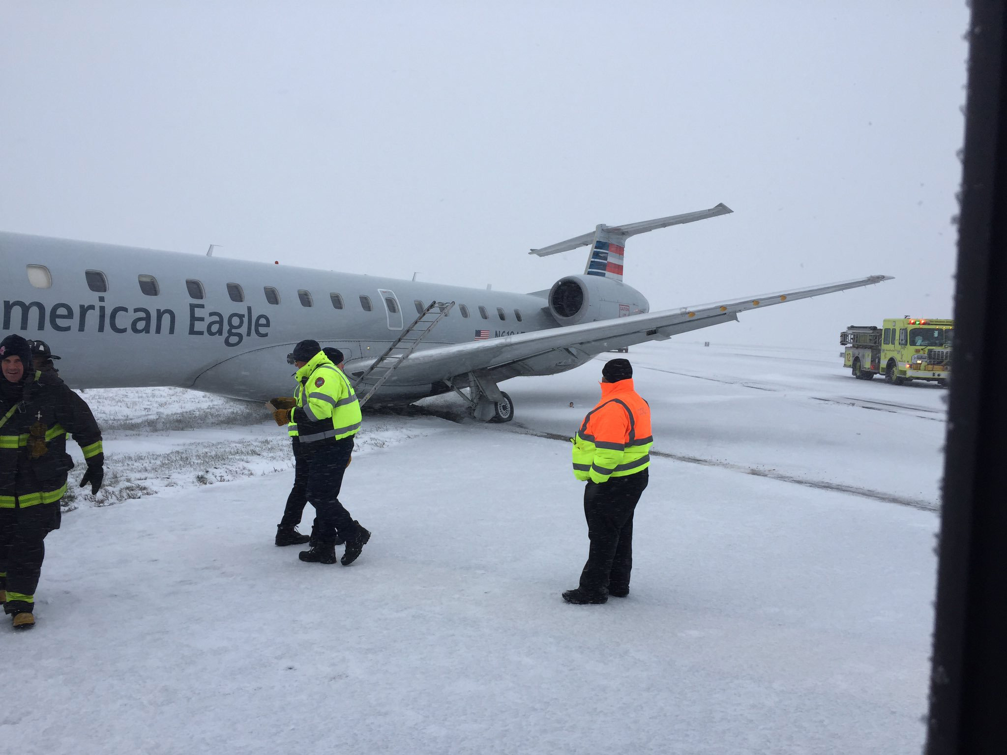 VIDEO: Plane Skids Off Runway And Chaos In US As Arctic Blast Grounds ...